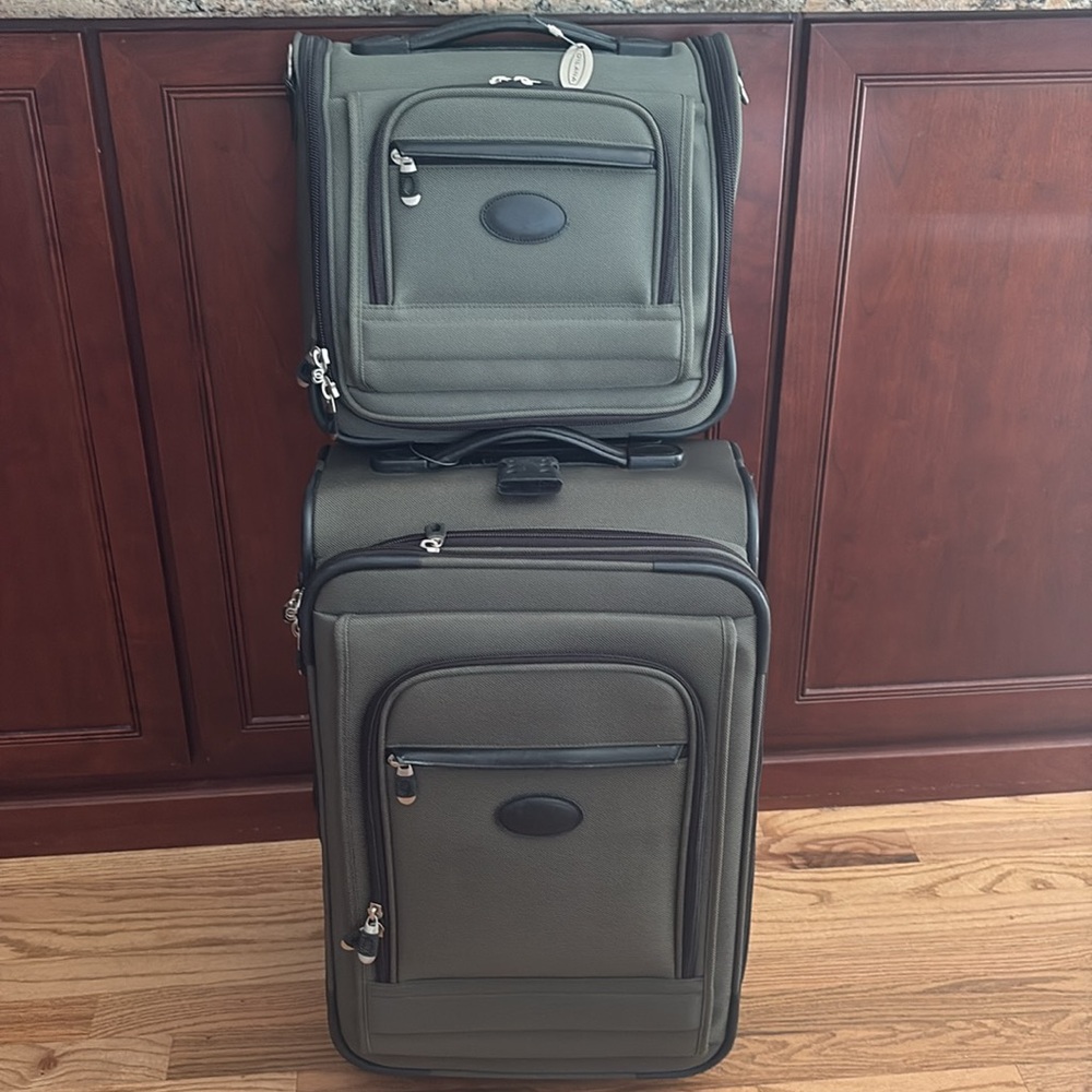 Dilana Dark Green Carry On Luggage Set